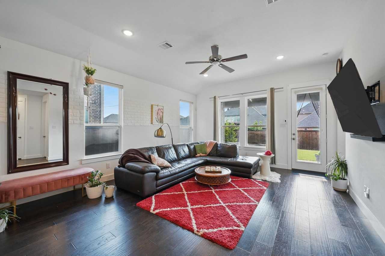 5821 Liberty Hill Dr - Photo 4 of 16