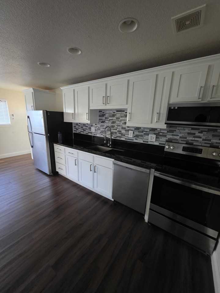 1203 Floyd Ave #B - Photo 2 of 8