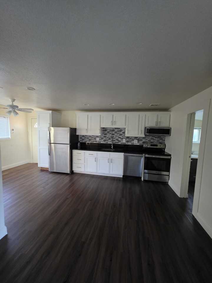 1203 Floyd Ave #B - Photo 3 of 8