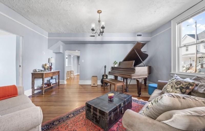 1206 10th St - Photo 4 of 15