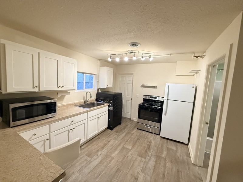 3108 Oakland Ave - Photo 5 of 11