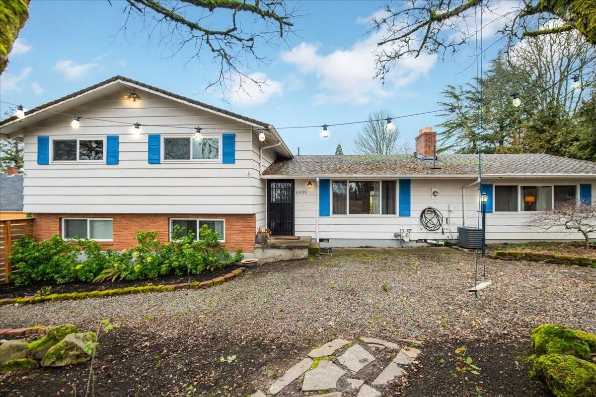 6935 Sw Taylors Ferry Rd - Photo 2 of 20