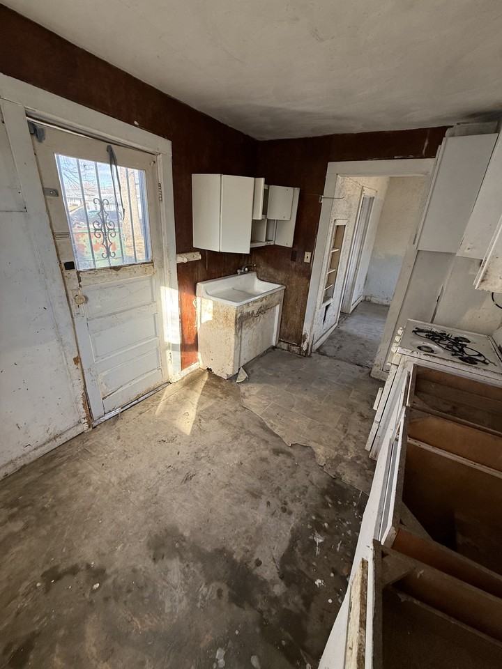 1700 W Grand Ave - Photo 2 of 10