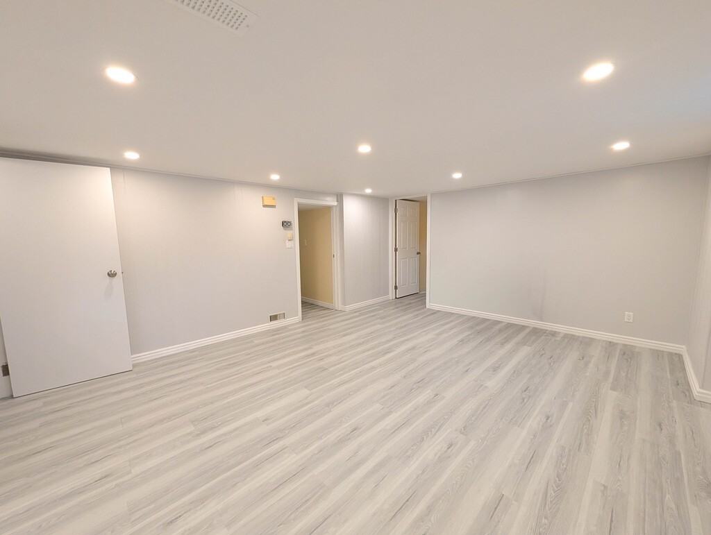 127 Westwood Cres - Photo 2 of 20