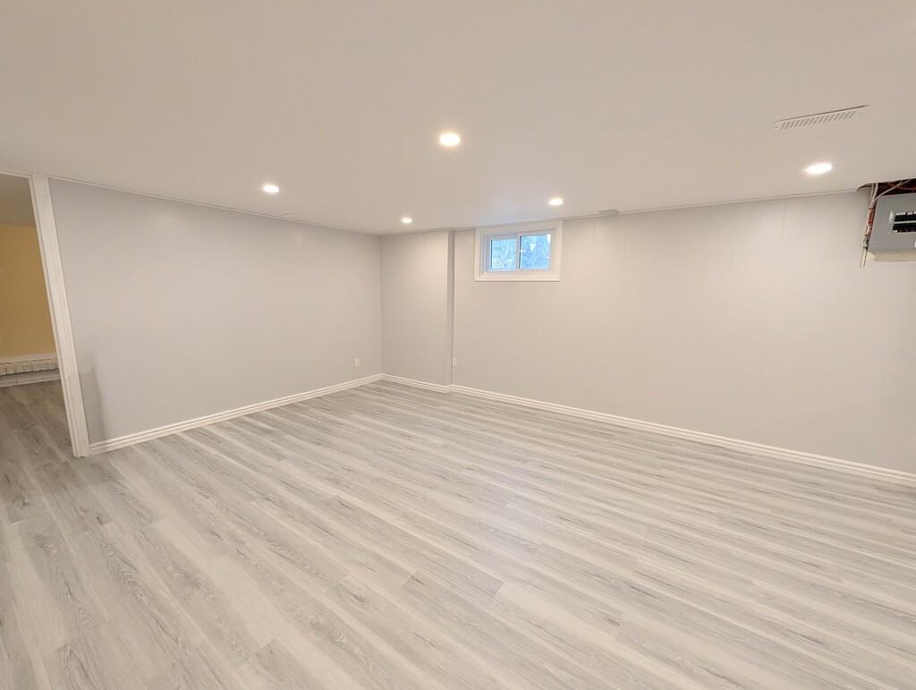 127 Westwood Cres - Photo 3 of 20