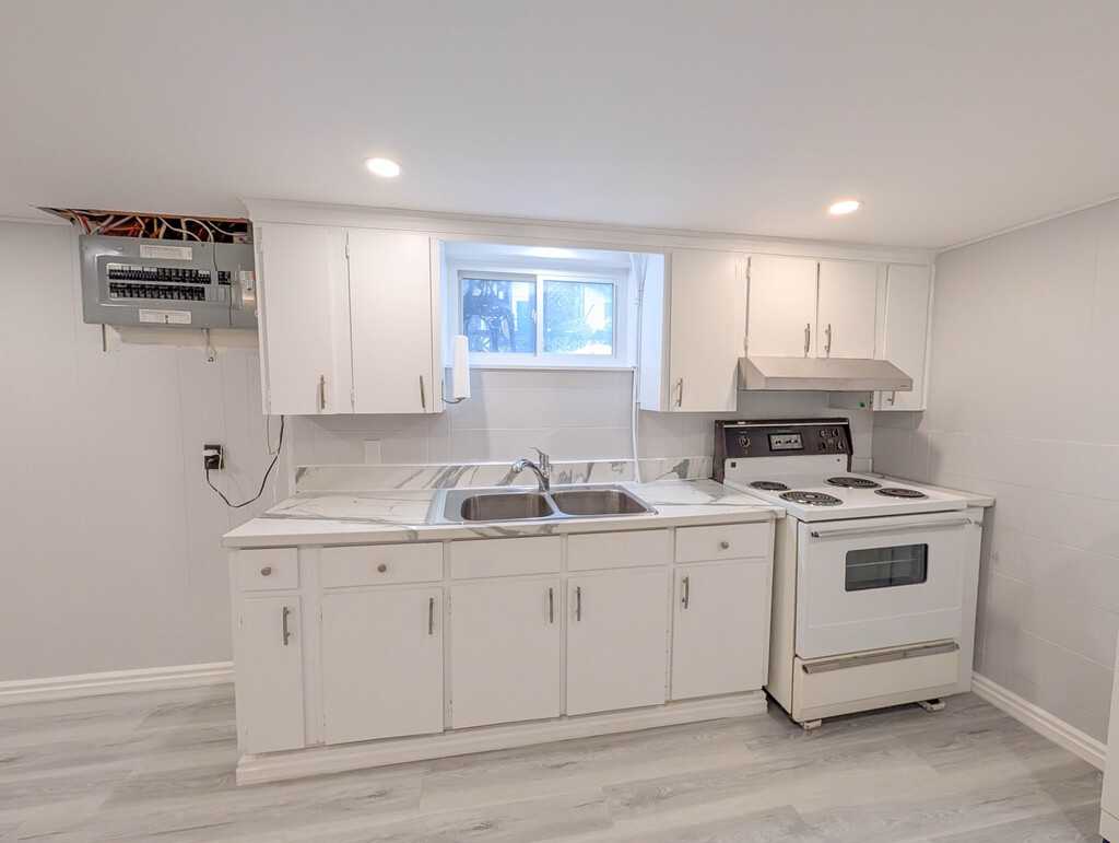 127 Westwood Cres - Photo 7 of 20