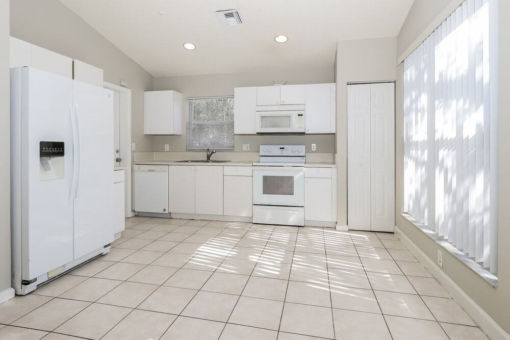 1910 Capeside Cir - Photo 5 of 14