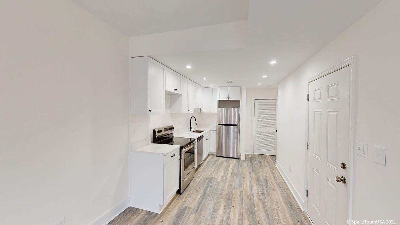 1452 Fairmont St Nw #B - Photo 3 of 12