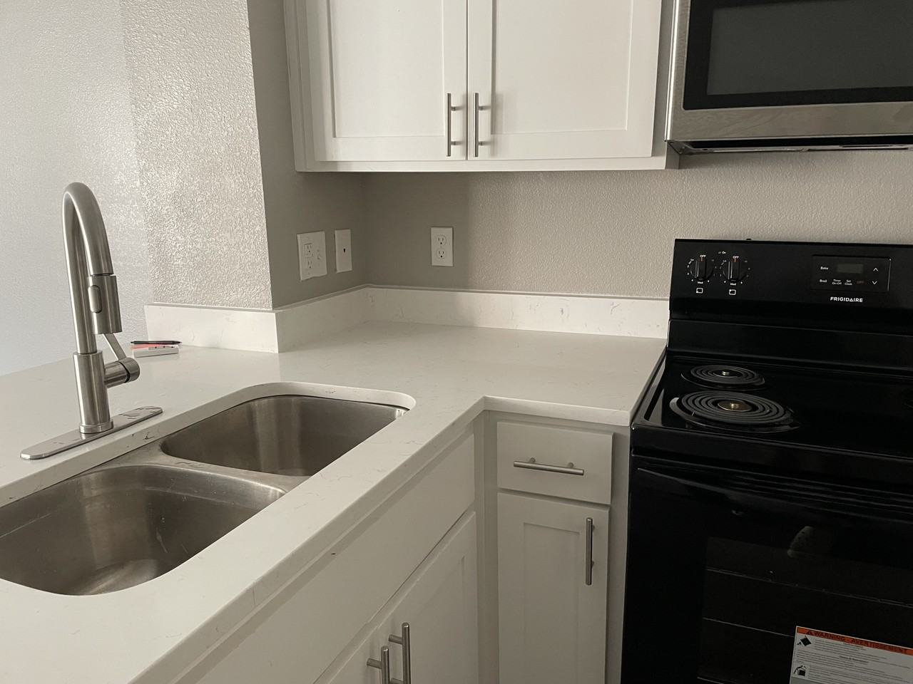 9803 Walnut St #B101 - Photo 3 of 7