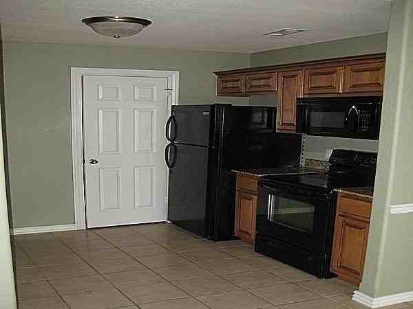 1015 Oakwood Ln - Photo 6 of 16