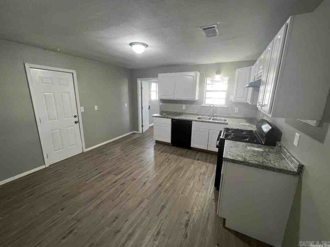 106 S Grant St - Photo 4 of 9