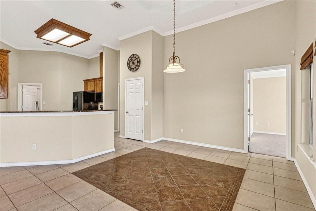 6325 Oso Pkwy - Photo 7 of 39