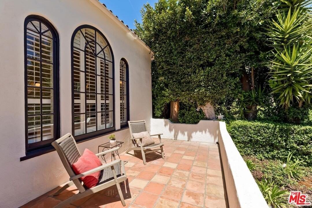 119 N Almont Dr - Photo 2 of 26