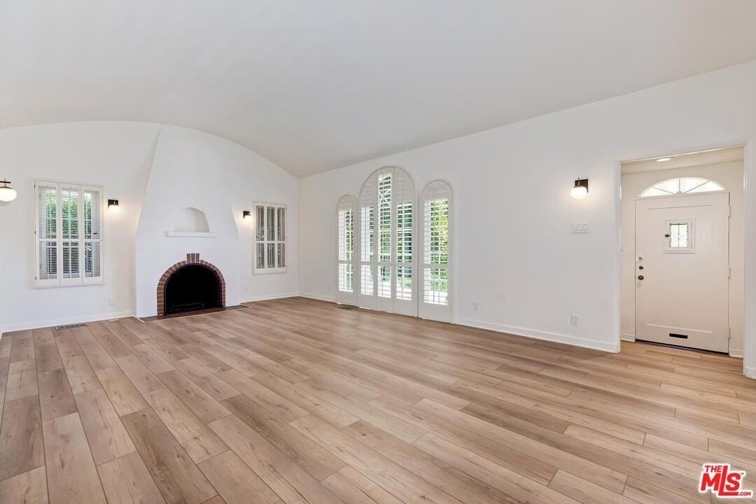 119 N Almont Dr - Photo 4 of 26