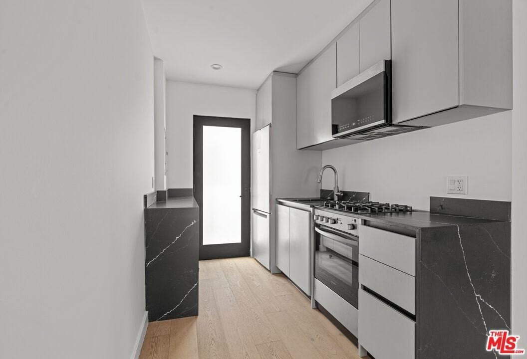 1325 Cabrillo Ave Apt 3 - Photo 4 of 13