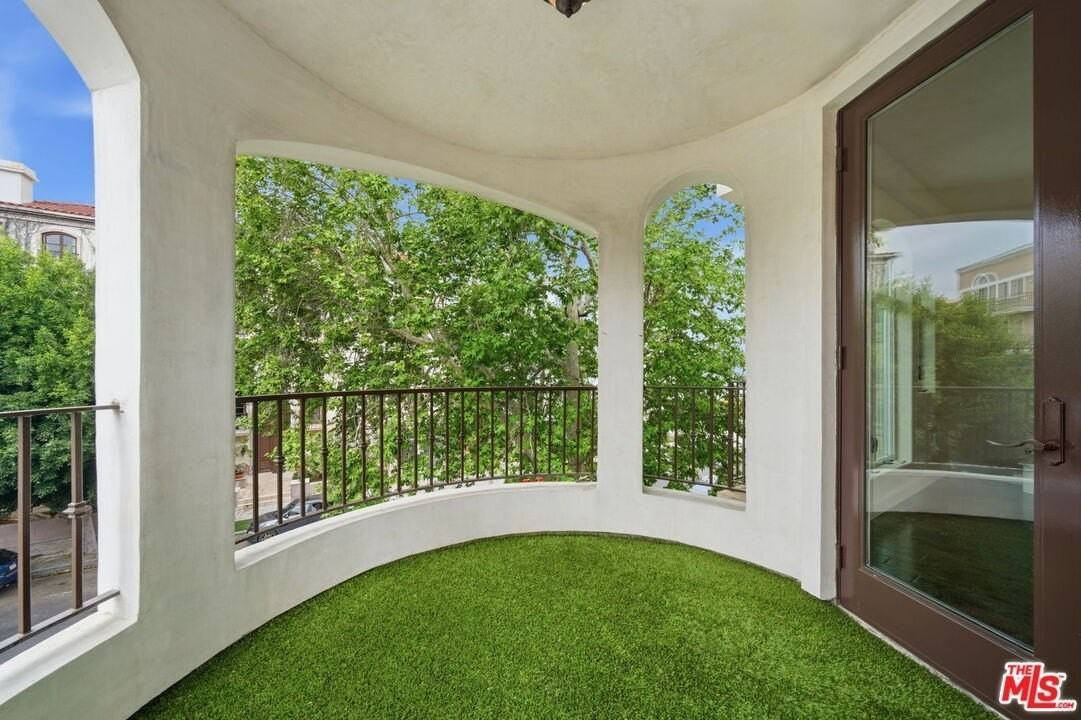 320 S Swall Dr Apt 3 - Photo 7 of 32