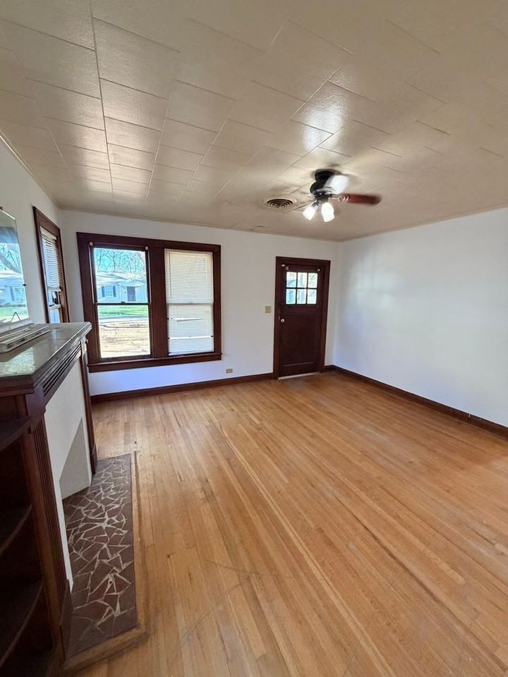 3257 Wagner St - Photo 3 of 11