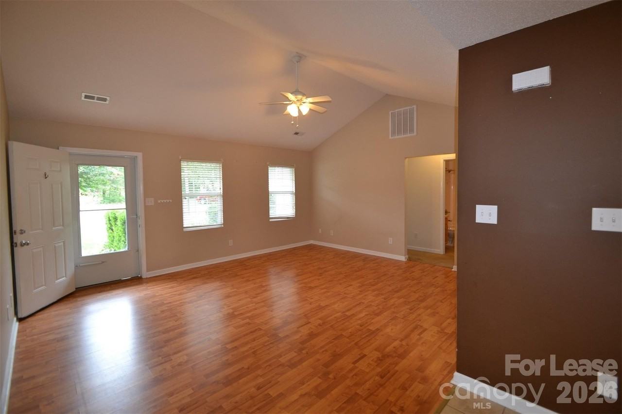 112 Dundee Ct - Photo 3 of 14