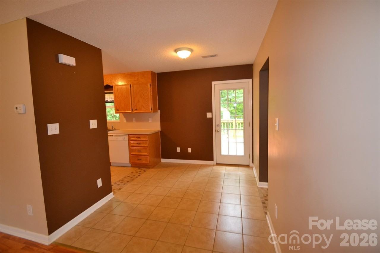 112 Dundee Ct - Photo 5 of 14