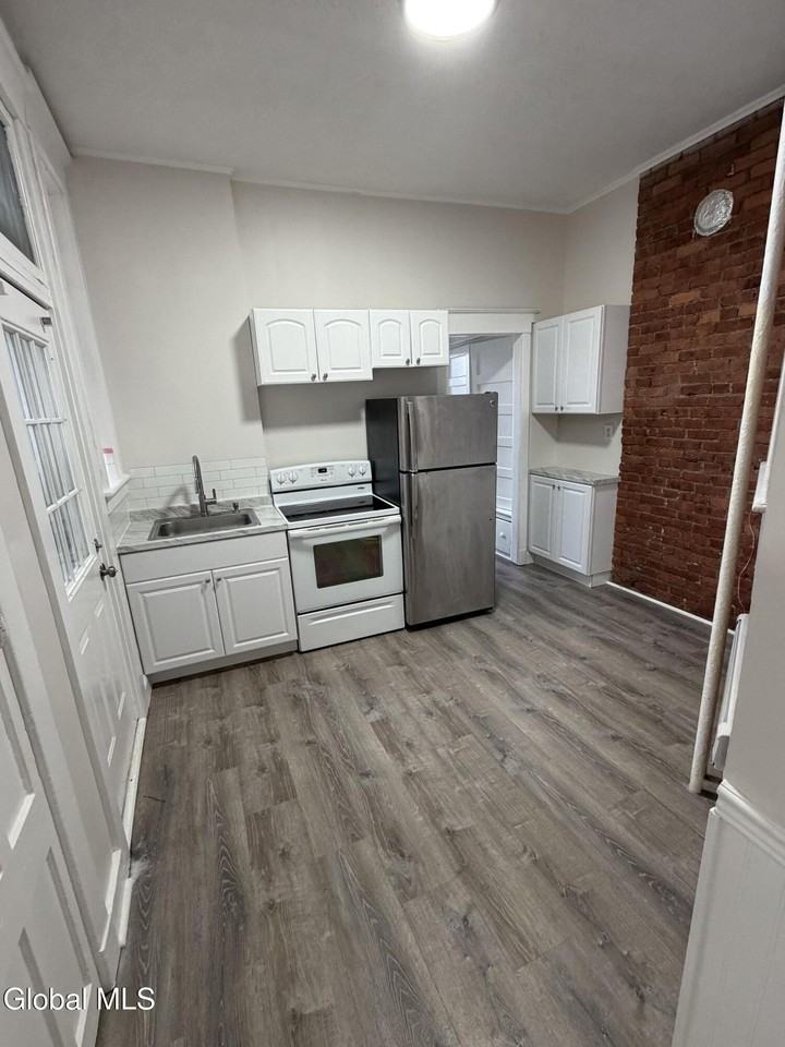 365 Madison Ave Apt 2 - Photo 4 of 12