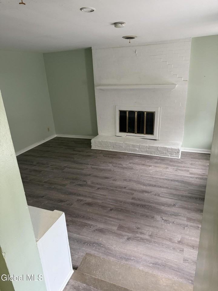 56 S Swan St Unit B - Photo 3 of 11