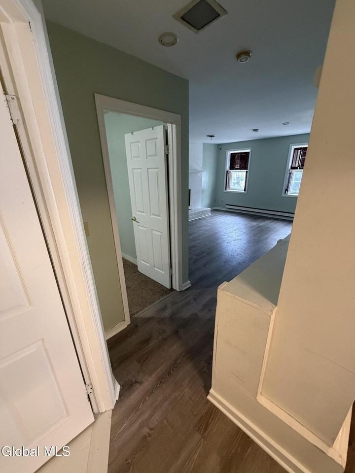 56 S Swan St Unit B - Photo 5 of 11