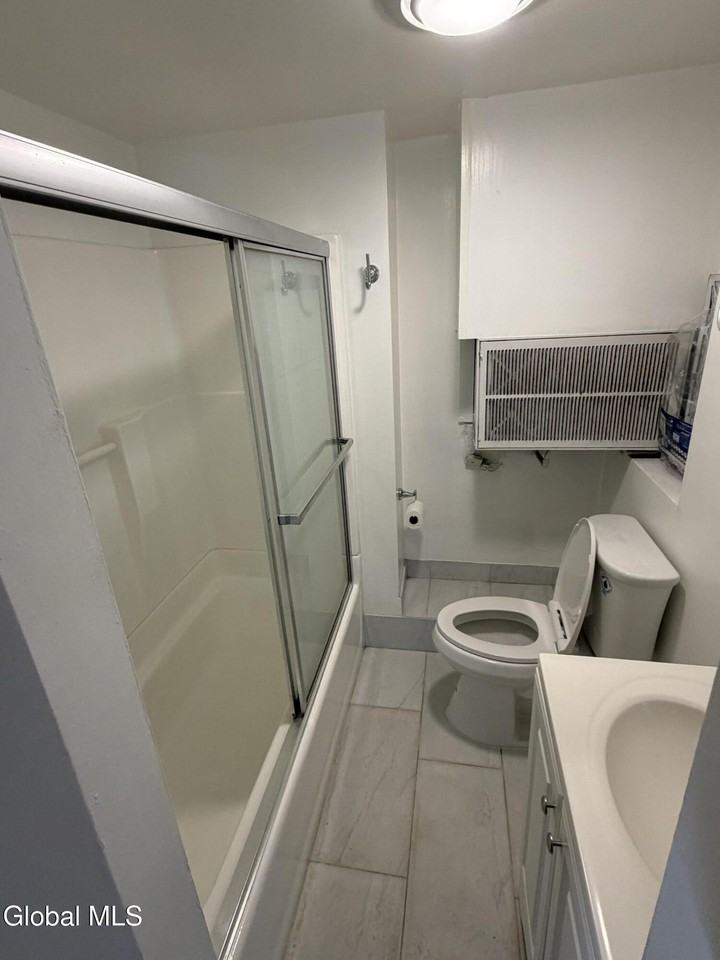 56 S Swan St Unit B - Photo 6 of 11