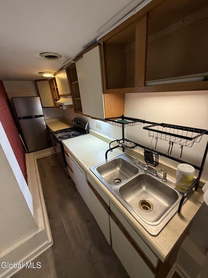 56 S Swan St Unit B - Photo 7 of 11