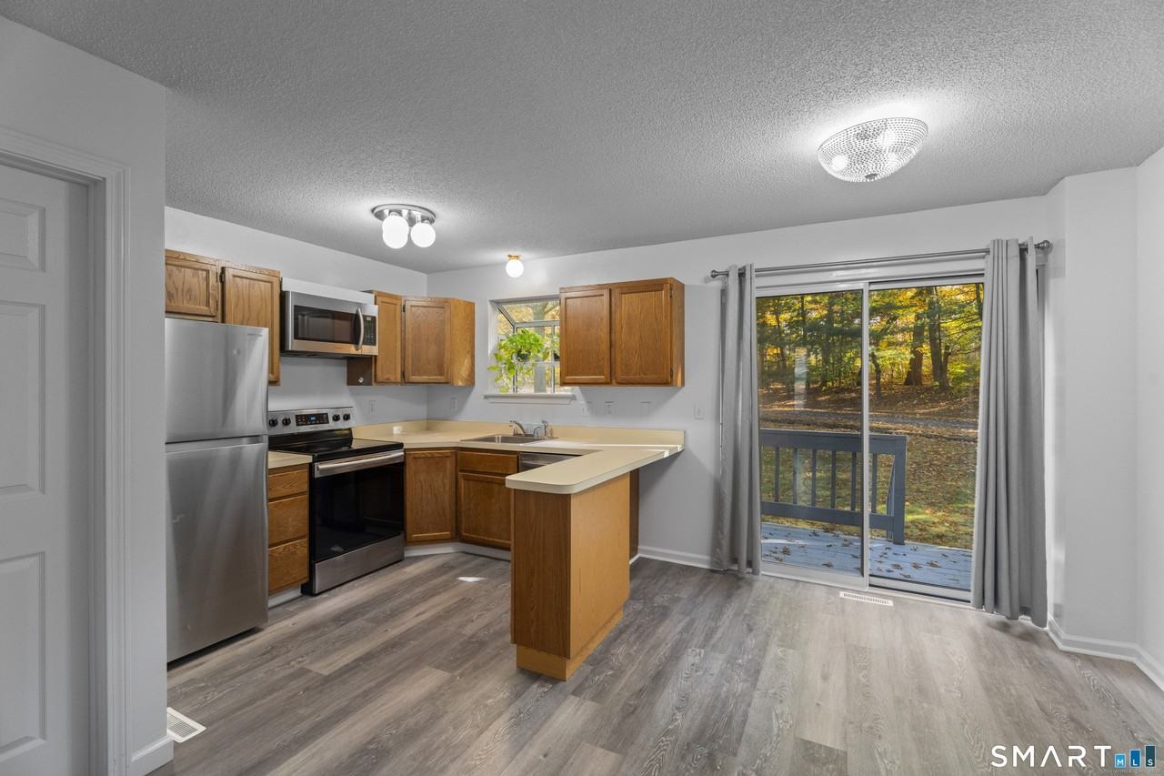 213 Oakland St Apt D - Photo 3 of 10