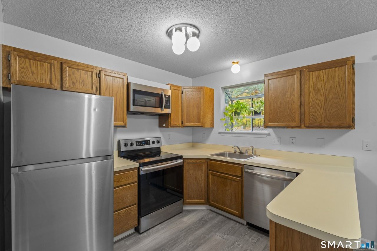 213 Oakland St Apt D - Photo 4 of 10