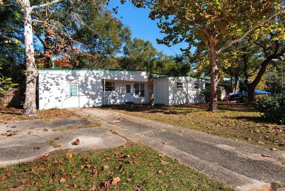 213 Hawthorne Cir - Photo 2 of 24