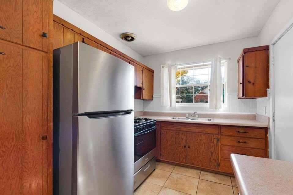 213 Hawthorne Cir - Photo 7 of 24