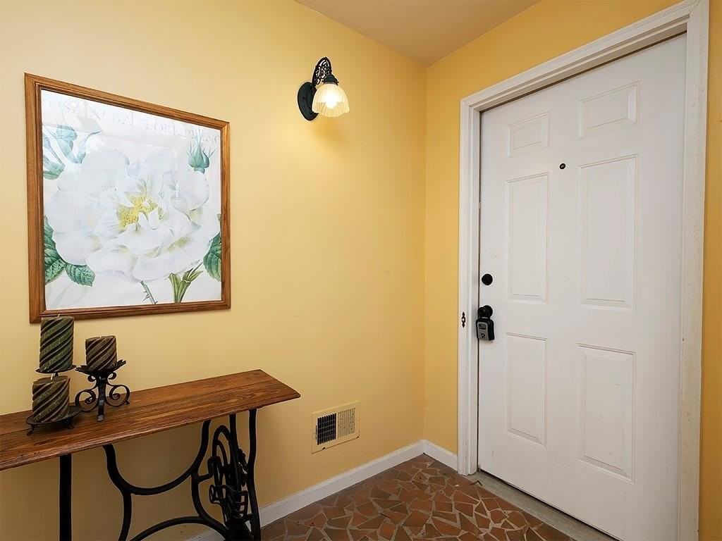 8950 Carroll Manor Dr - Photo 4 of 28