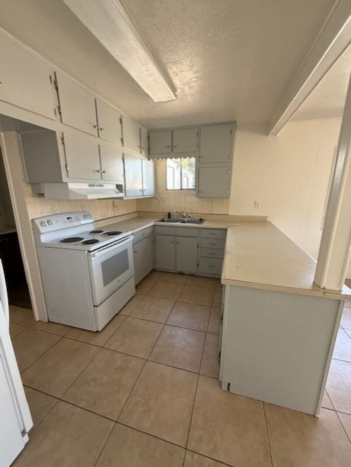 489 N 10th St - Photo 3 of 6