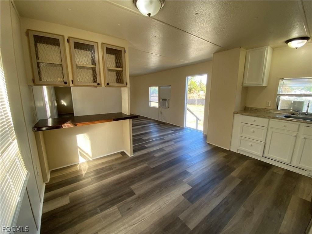 7877 Suncoast Dr - Photo 4 of 17