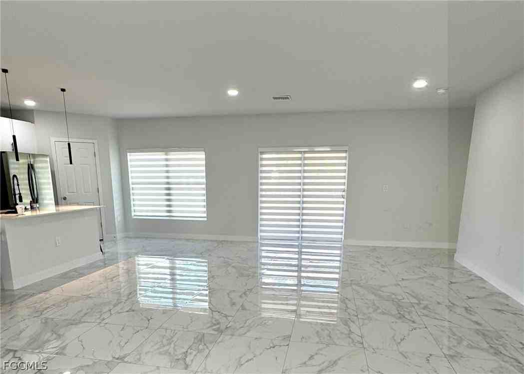 825 Porter St E - Photo 6 of 40