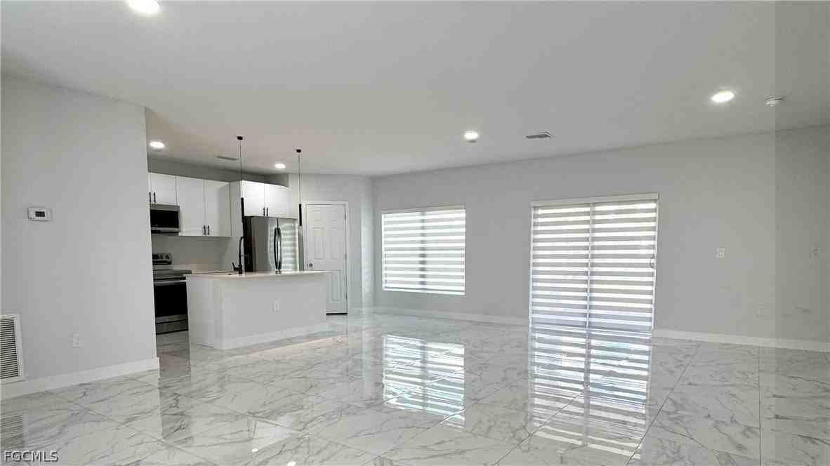 825 Porter St E - Photo 7 of 40