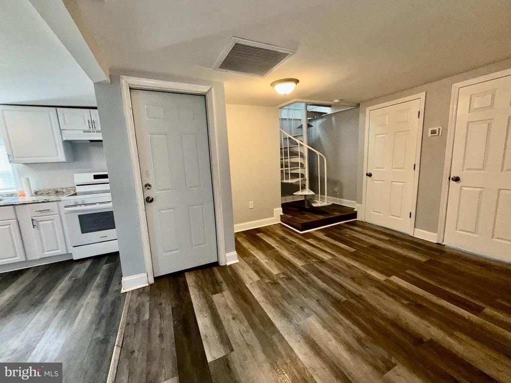 9 S Maple Ave - Photo 3 of 13