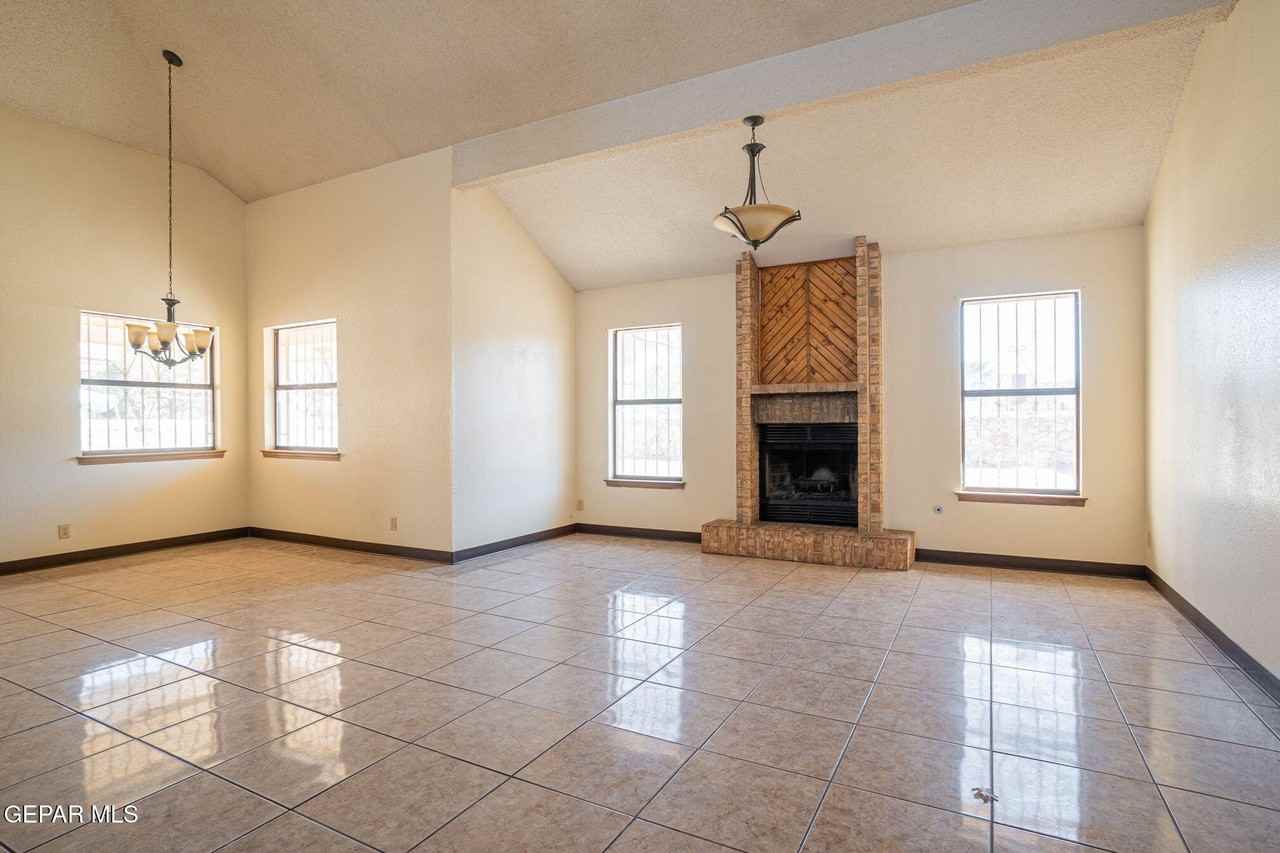 1442 Sierra De Oro Dr - Photo 3 of 32