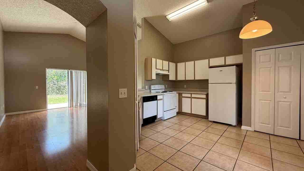 2406 Violet Ct - Photo 4 of 32