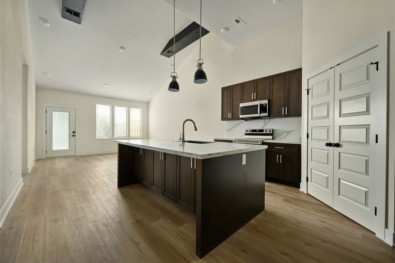 108 108 & 110 E. Maplewood Ln. - Photo 4 of 10