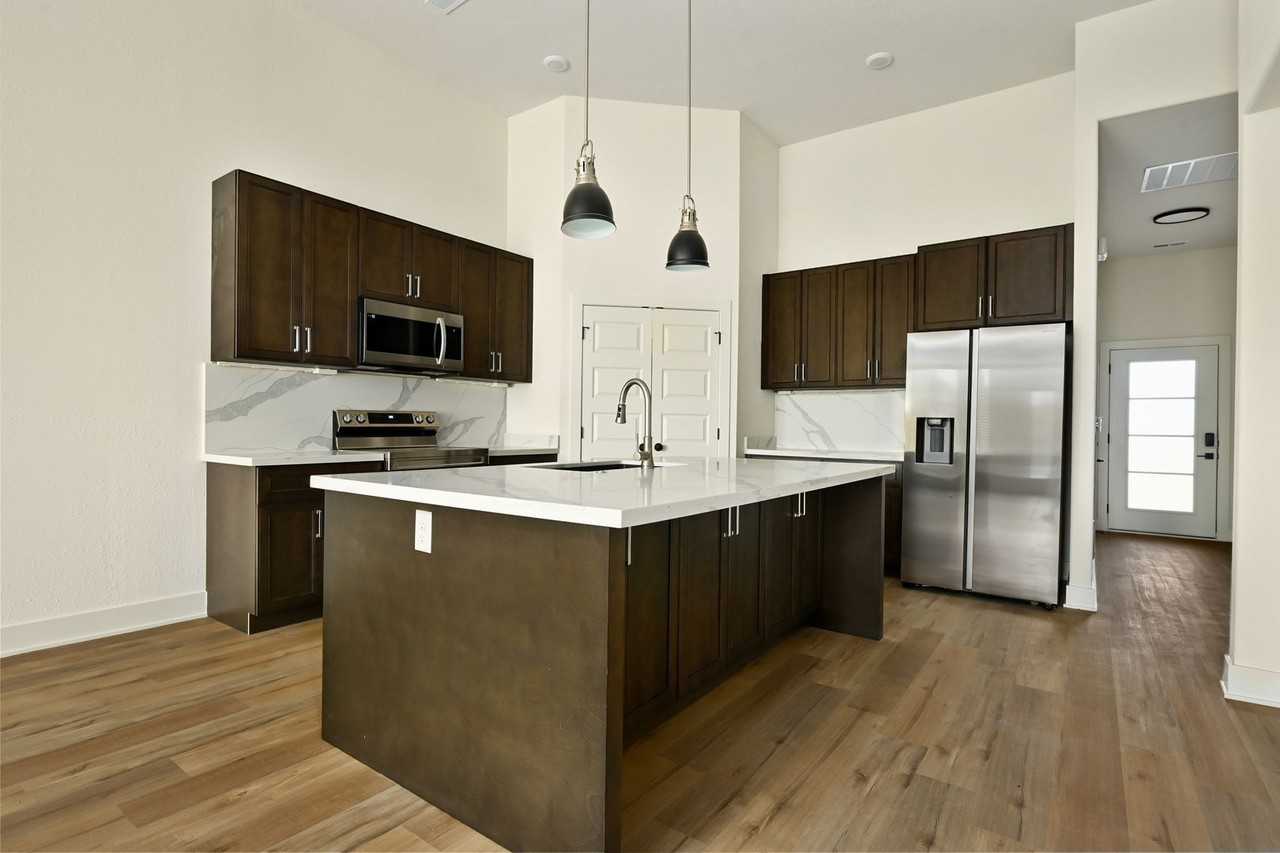 108 108 & 110 E. Maplewood Ln. - Photo 5 of 10