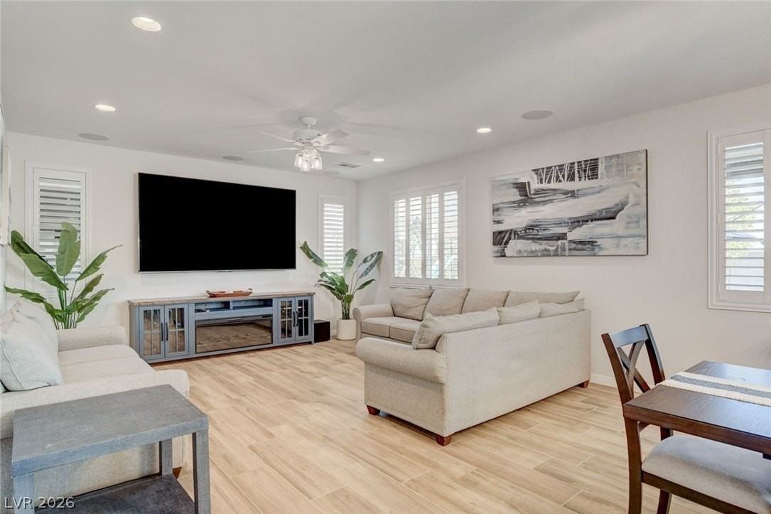 1505 Carlsbad St - Photo 4 of 50