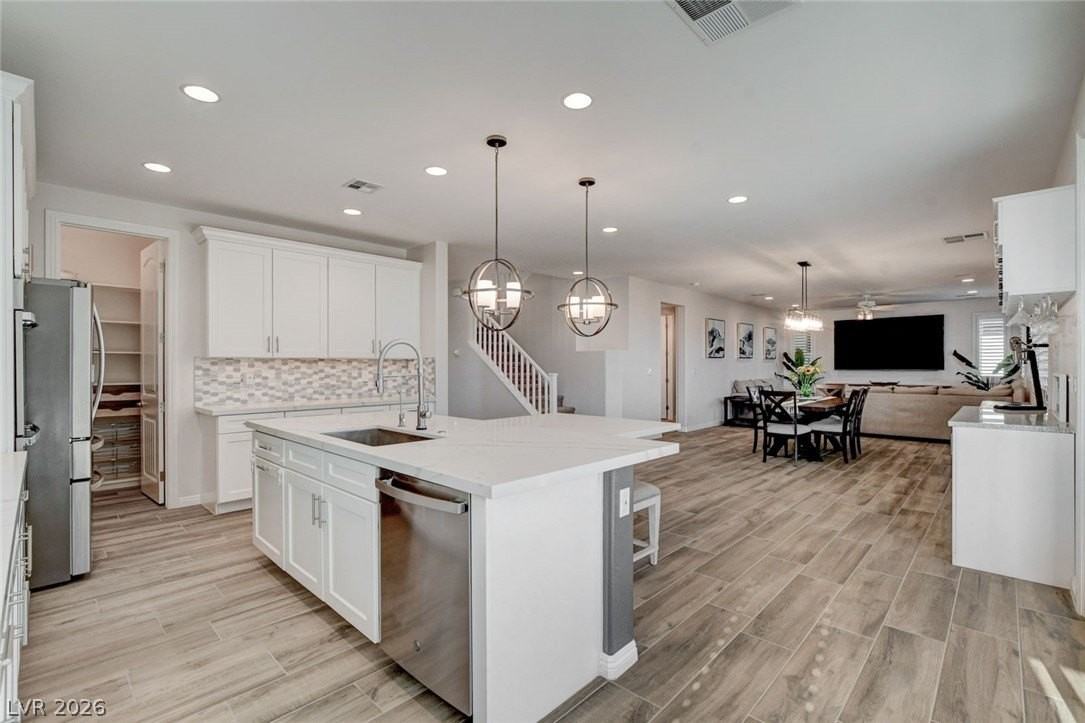 1505 Carlsbad St - Photo 6 of 50