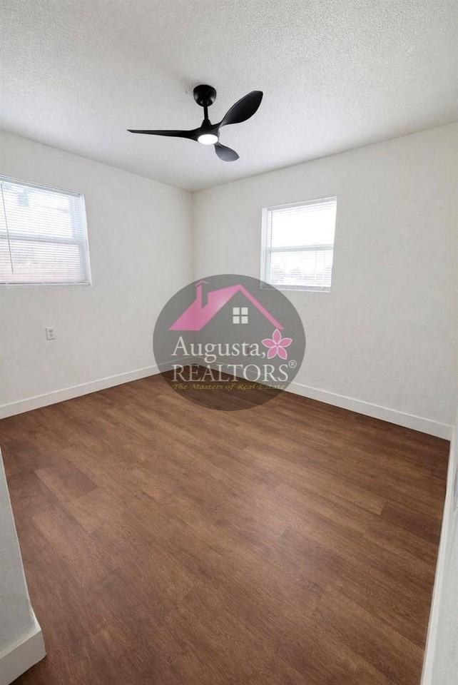 5410 Laguna Dr - Photo 2 of 11