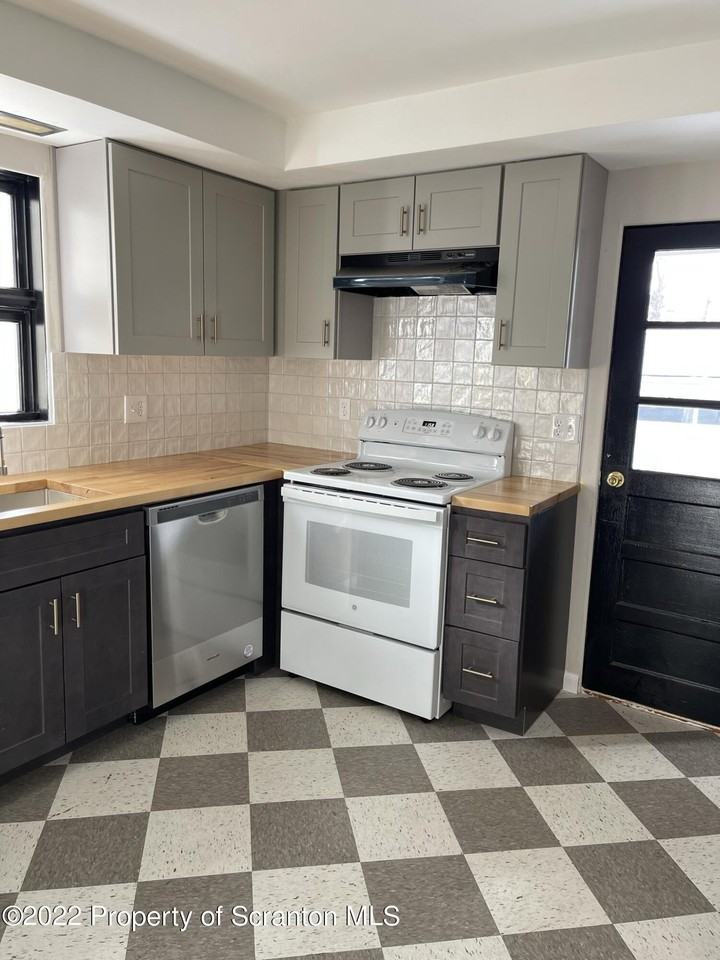 303 W Drinker St - Photo 3 of 36