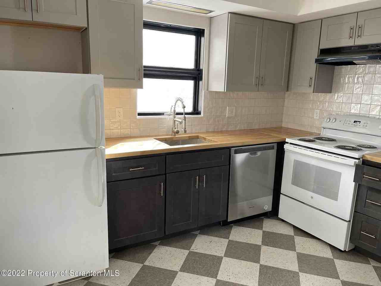 303 W Drinker St - Photo 4 of 36