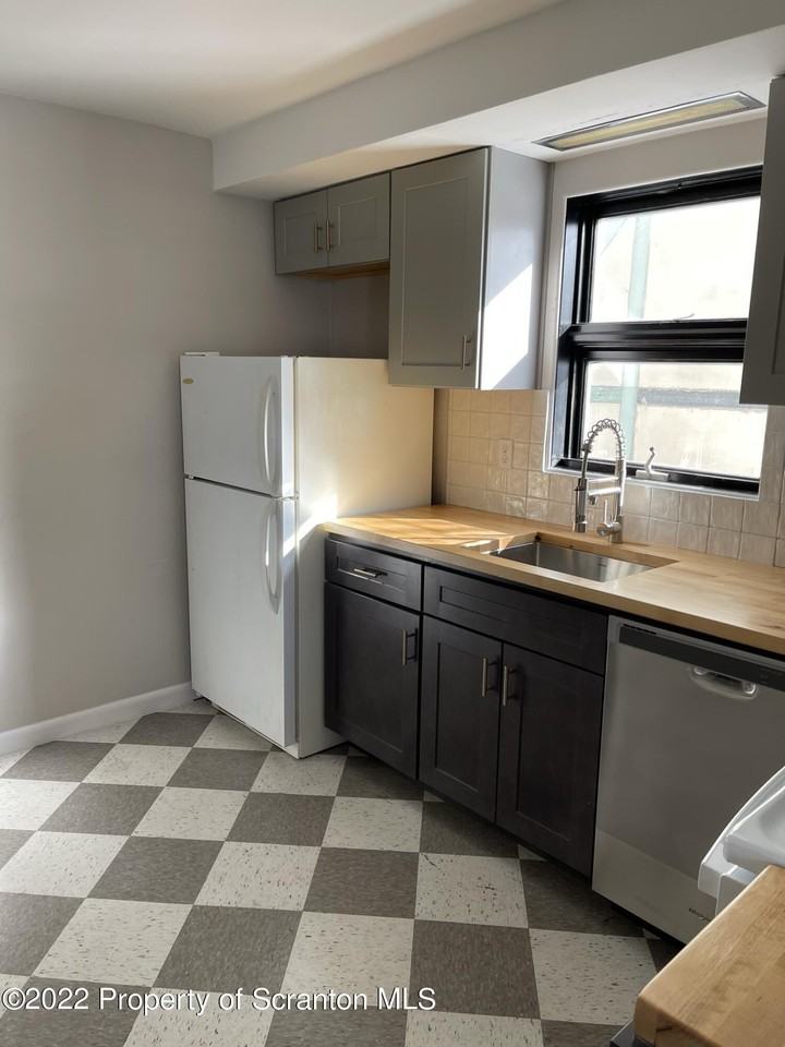 303 W Drinker St - Photo 5 of 36