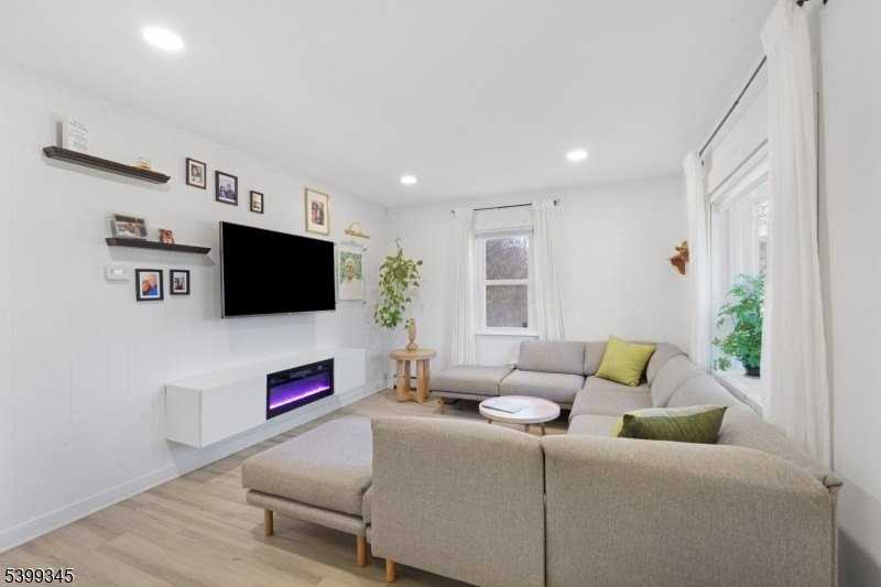 499 Diamond Spring Rd - Photo 4 of 23