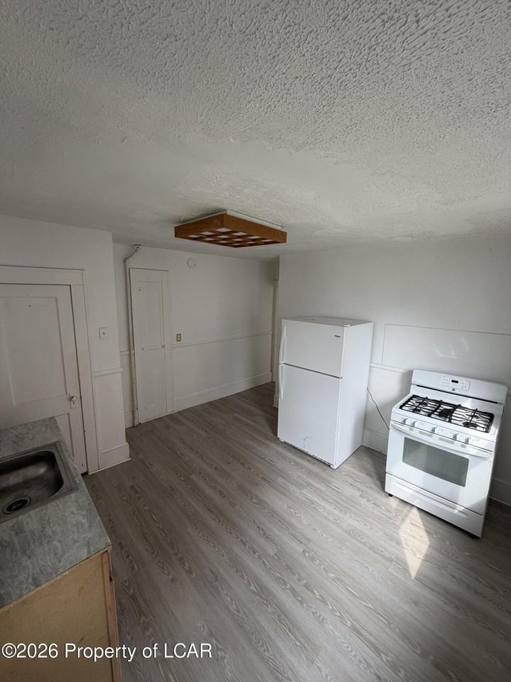 610 S Hanover St - Photo 7 of 21